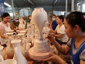 Tour explores Chu Dau pottery village